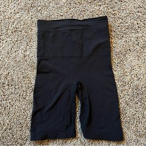 Skims Mid-Thigh Sculpting Short S/M